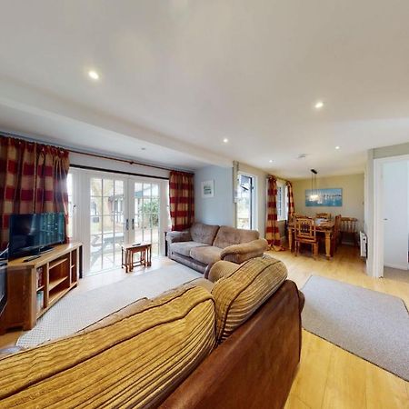 25 Tudor Court, Tolroy Manor Хейл Экстерьер фото