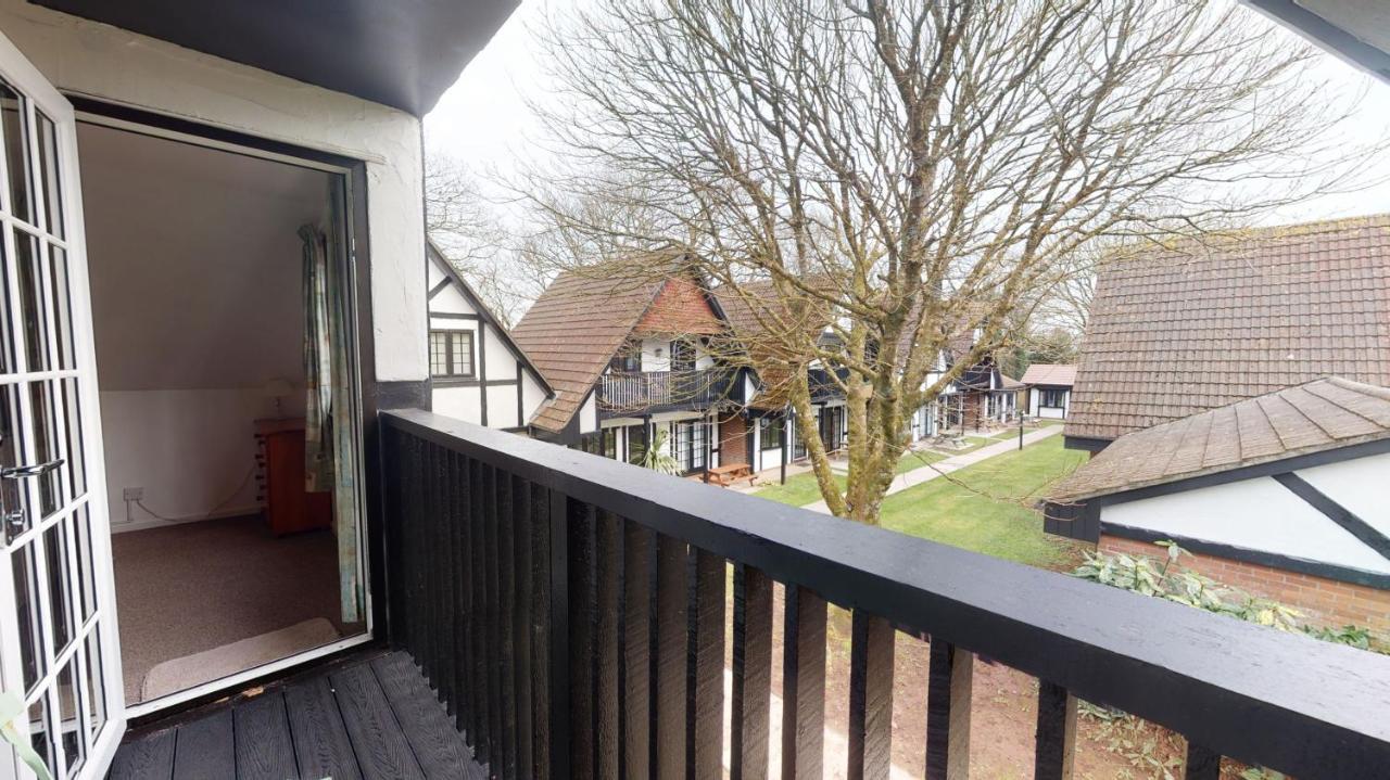 25 Tudor Court, Tolroy Manor Хейл Экстерьер фото