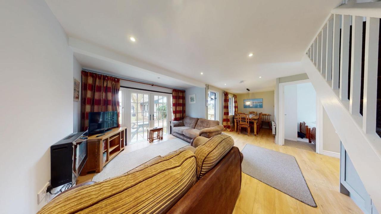 25 Tudor Court, Tolroy Manor Хейл Экстерьер фото