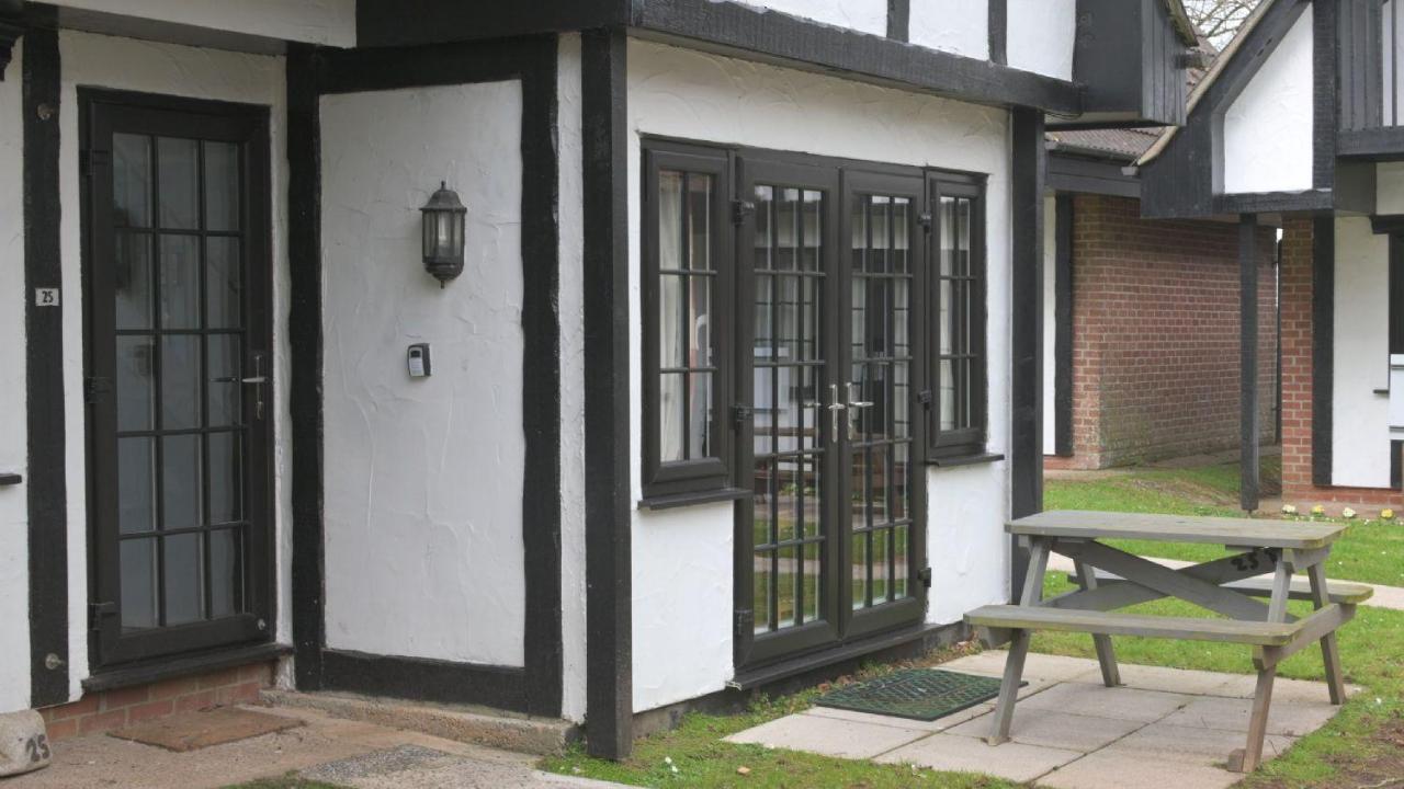 25 Tudor Court, Tolroy Manor Хейл Экстерьер фото